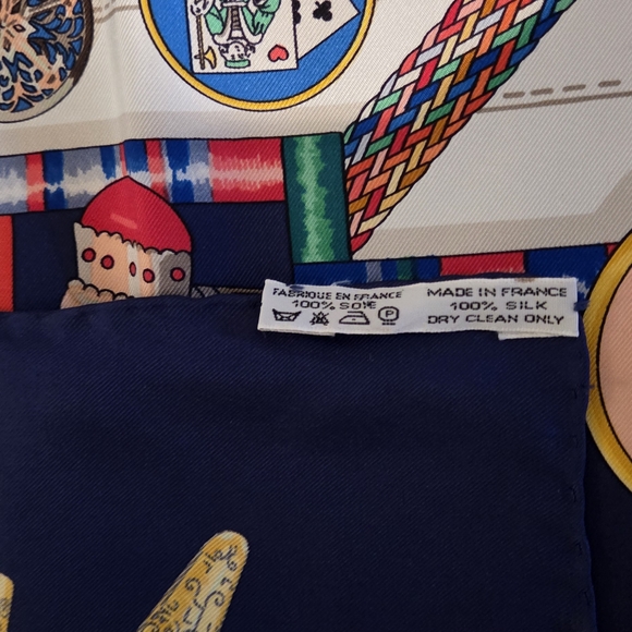 Hermes 
Silk Petite Main Scarf 90 - Picture 4 of 5